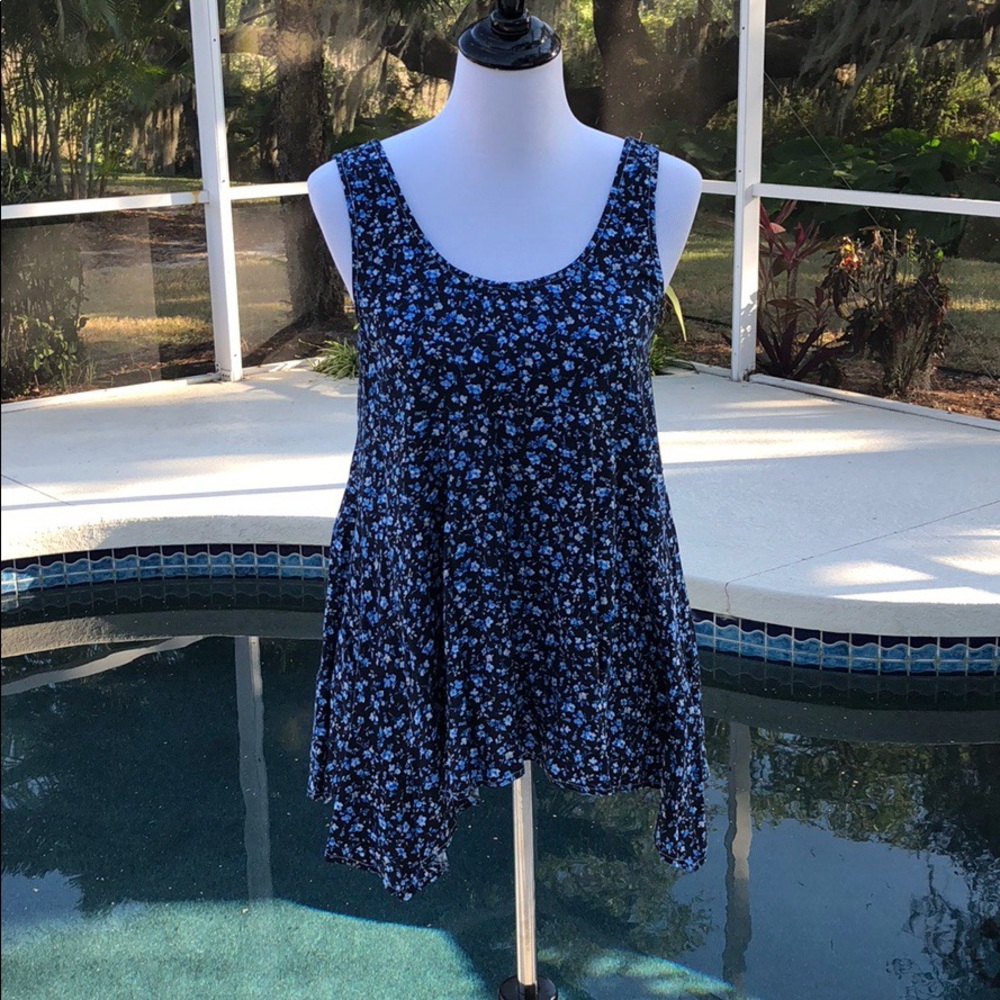 💙2 LEFT MEDIUM Adorable navy floral tank. - Picture 2 of 6
